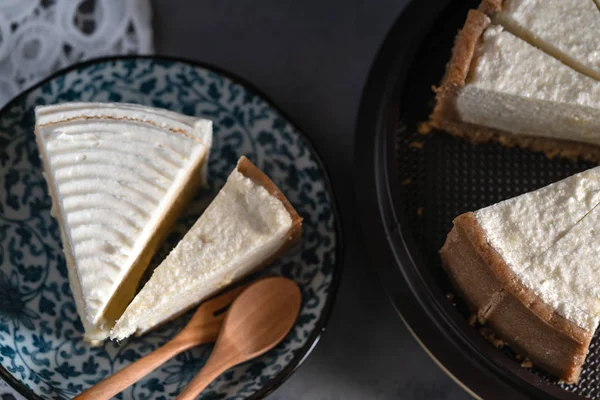 Ev yapımı taze süt krem kek ve bir tabak üzerinde cheesecake