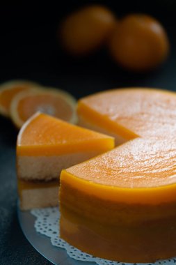 Masanın üzerinde turuncu kek yakın çekim