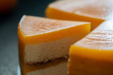 Masanın üzerinde turuncu kek yakın çekim