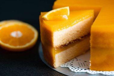 Masanın üzerinde turuncu kek yakın çekim