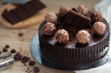 Tablo üzerinde karanlık çikolatalı kek