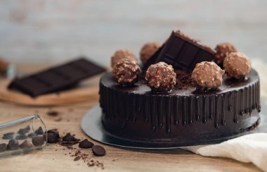 Tablo üzerinde karanlık çikolatalı kek