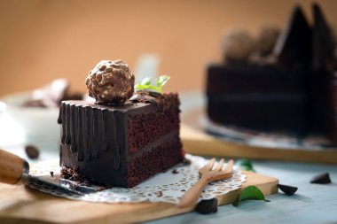 Ev yapımı çikolata ganache pastasından atış kapatın 