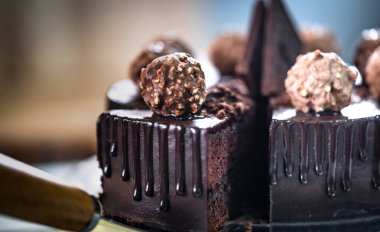 Ev yapımı çikolata ganache pastasından atış kapatın 