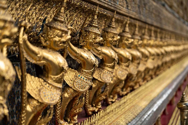 Golden Garuda Sculptures Church Wat Phra Kaew Templa Bangkok Thailand — стоковое фото