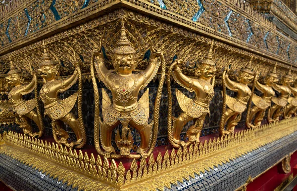 Golden Garuda Sculptures Church Wat Phra Kaew Templa Bangkok Thailand — стоковое фото