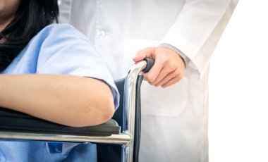 Tekerlekli sandalye Engelli hastaya alarak el'ın Doktor kapatın  