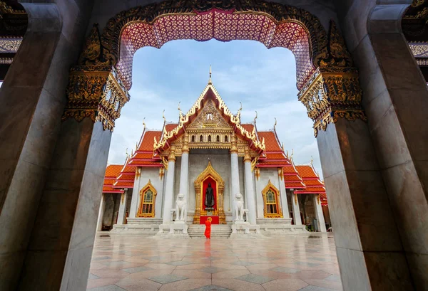 Oraciones Monje Buddha Por Noche Templo Mármol Bangkok Tailandia —  Fotos de Stock