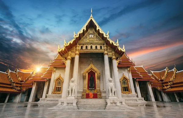 Szerzetes Imákat Buddha Este Márvány Templom Bangkok Thaiföld — Stock Fotó