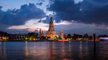 Wat Arun tapınakta twilight saat Bangkok Tayland.