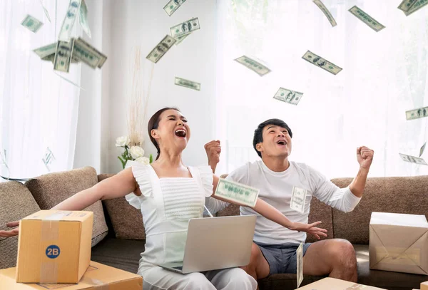 Mutlu çift onların sahibi küçük iş başarı online paket kutu ve para ile