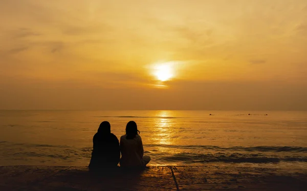 Silhouette Einer Frau Die Strand Sitzt Und Den Sonnenaufgang Über — Stockfoto