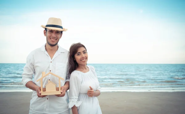 Famiglia Yong Con Modello Casa Legno Godere Sulla Spiaggia — Foto Stock
