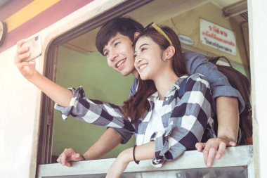 Selfie akıllı telefon ile Tren İstasyonu alarak turist