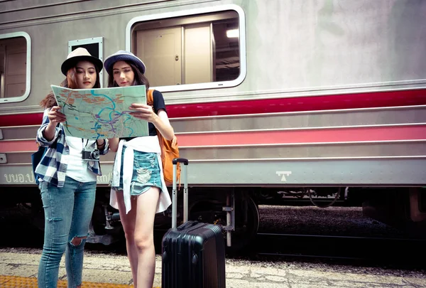 Grupo Turistas Olhando Para Mapa Procurando Destino — Fotografia de Stock