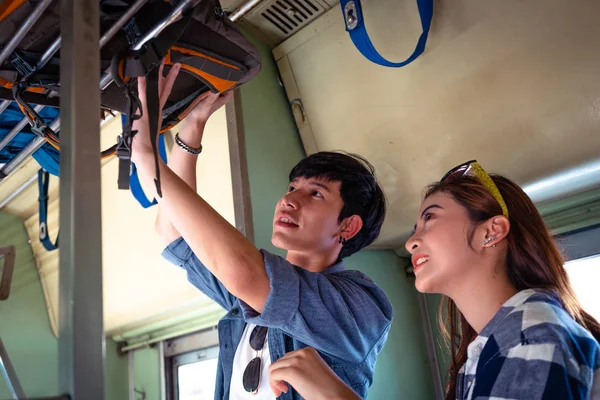 Jeune Couple Mettant Ses Bagages Dans Compartiment Supérieur Train — Photo