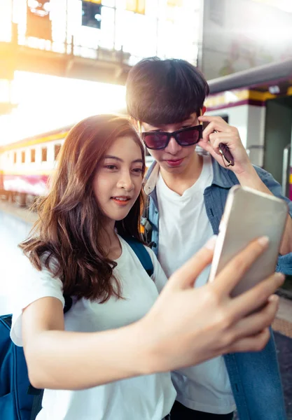 Touristen Machen Selfie Mit Smartphone Bahnhof — Stockfoto
