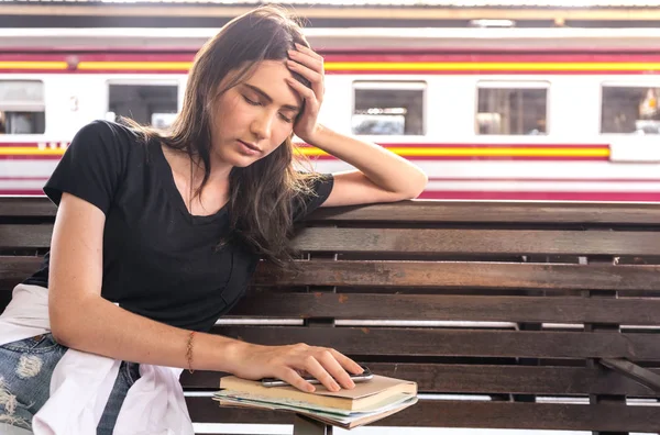 Süre Servis Için Tren Tren Istasyonunda Uyuyan Genç Kadınlar Gezgin — Stok fotoğraf