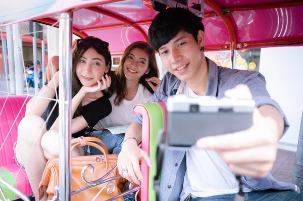 Junge Reisende Machen Selfie Mit Dreirädrigem Tuk Tuk Thailand — Stockfoto