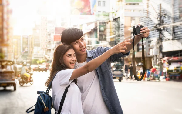 Junger Mann Fotografiert Seine Freunde Auf Der Straße Thailand — Stockfoto