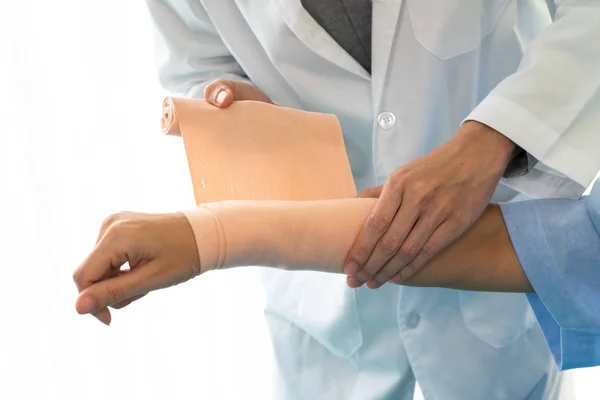 Doctor Warpping Elastic Bandage Patient Wrist Injury — Stock Photo, Image
