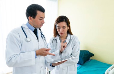 Doktorlar hastanesinde tıbbi raporlar için takım incelenmesi