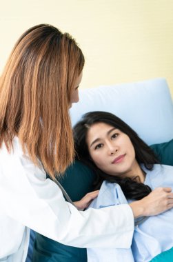 Takım bir doktor Bayan hasta hastane yatağında üzerinde incelenmesi