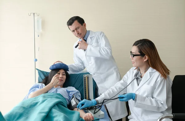 Equipo Médico Examinando Una Paciente Cama Hospital —  Fotos de Stock