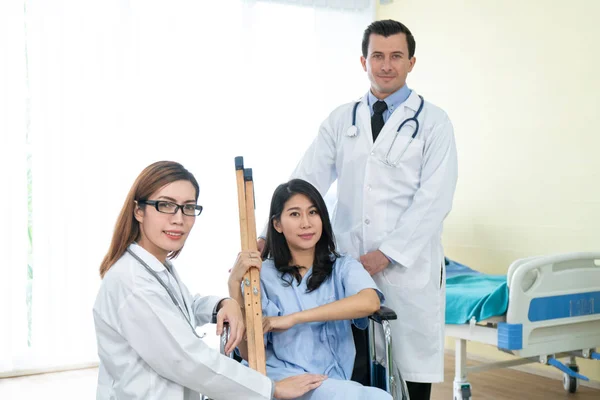 Médico Sonriente Asistente Médico Atienden Paciente Discapacitado Silla Ruedas — Foto de Stock