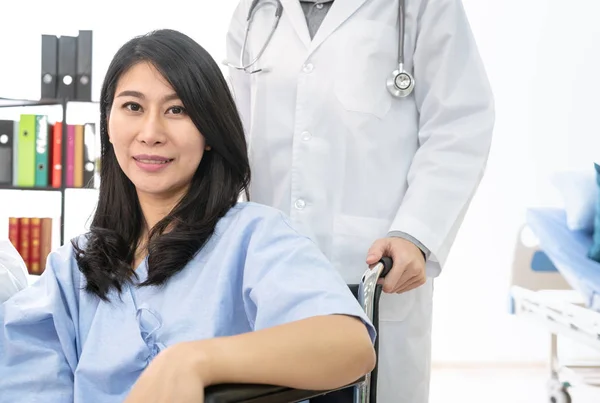 Leende Läkare Och Medicinsk Assistent Takecare Till Inaktiverad Patienten Rullstol — Stockfoto