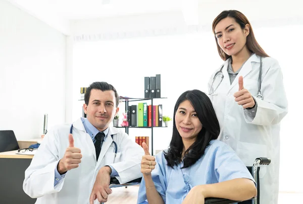 Médico Sonriente Asistente Médico Atienden Paciente Discapacitado Silla Ruedas —  Fotos de Stock