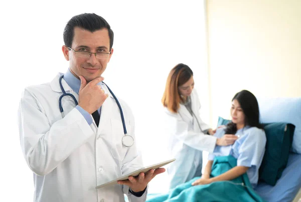 Retrato Del Médico Profressional Con Estetoscopio Mientras Que Doctora Cuida —  Fotos de Stock