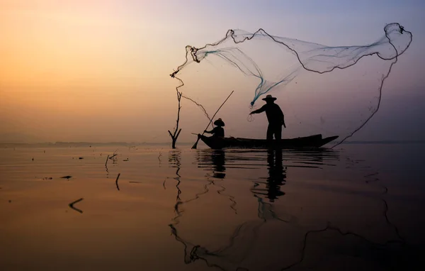 Fischer Mann Auf Boot Dornennetz Fische See Fangen Thailand — Stockfoto