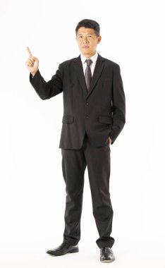 İş adamı ayakta ve beyaz zemin üzerine boşaltmak işaret eden siyah takım elbise