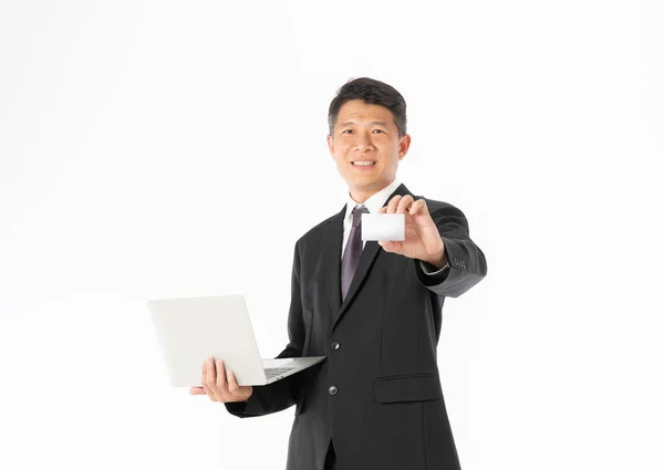Homem Negócios Terno Preto Segurando Laptop Cartão Branco Fundo Branco — Fotografia de Stock