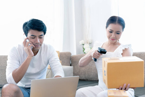 Счастливая пара добилась успеха в своем собственном малом бизнесе онлайн с пакетной коробкой
 