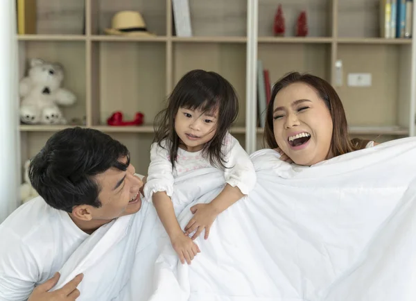 Familia Feliz Disfrutar Relajarse Cama — Foto de Stock