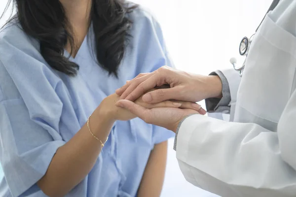 Läkare Händer Som Håller Till Patientens Händer Sjukhus — Stockfoto