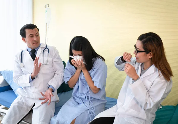 Tým Doktora Jsou Vylekat Když Žena Pacient Špatně Kýchání Posteli — Stock fotografie