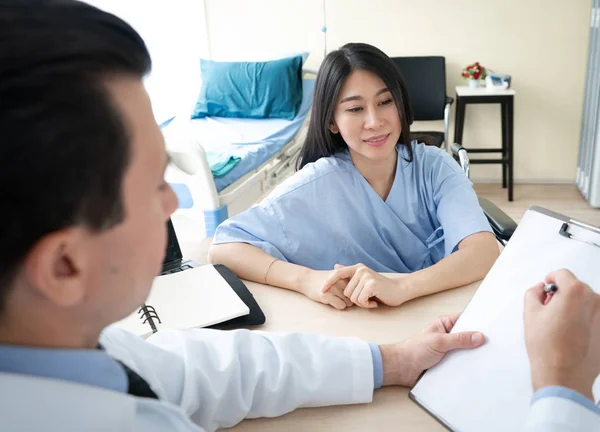 Team Läkare Förklara Resultatet För Kvinnlig Patient Sjukhus — Stockfoto