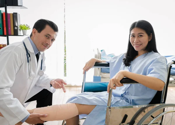 Médico Sonriente Asistente Médico Atienden Paciente Discapacitado Silla Ruedas —  Fotos de Stock