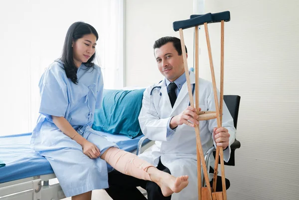 Médico Sonriente Asistente Médico Atienden Paciente Discapacitado Silla Ruedas —  Fotos de Stock