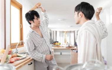 Adam mutfakta erkek arkadaşıyla bir tartışma sırasında şeyler attı.