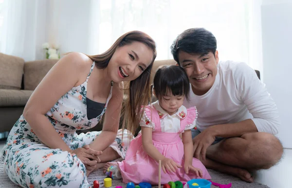 Familia Feliz Jugando Juguetes Con Hija Casa — Foto de Stock