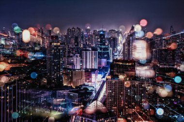 Cityscape ile gece şehir ışığında bulanıklık ve len kamera zoom