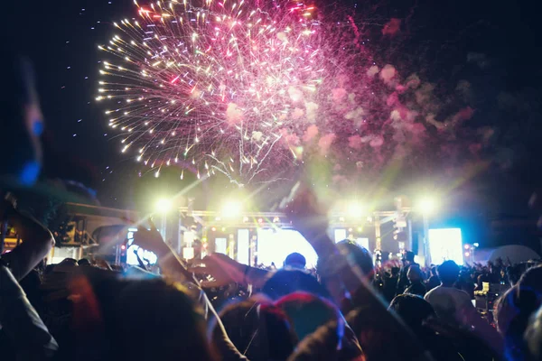 Concerto Noite Com Fogos Artifício Silhuetas Fanclub Show Mão Ação — Fotografia de Stock