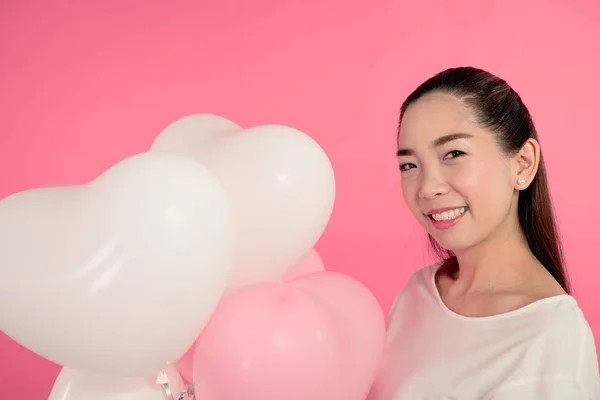 Mulher Vestido Branco Com Forma Coração Balão Isolado Fundo Rosa — Fotografia de Stock