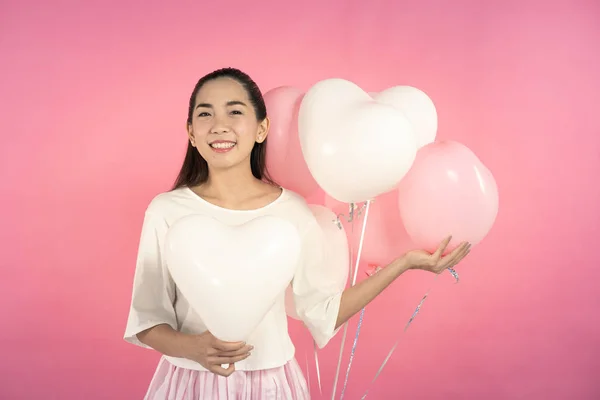 Mulher Vestido Branco Com Forma Coração Balão Isolado Fundo Rosa — Fotografia de Stock