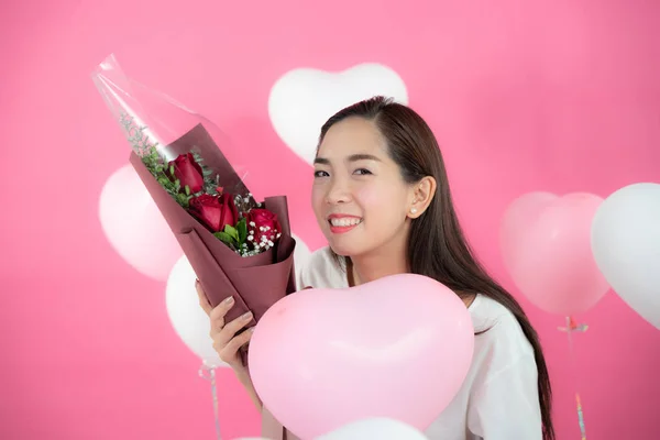 Mulher Segurando Rosas Mão Com Forma Coração Balão Isolado Fundo — Fotografia de Stock