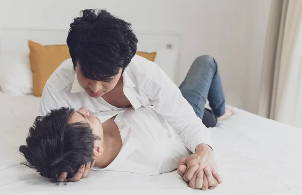 Eşcinsel Çift Yatak Sarılma Öpüşme Birlikte Mevzusuyla Zaman Harcama — Stok fotoğraf